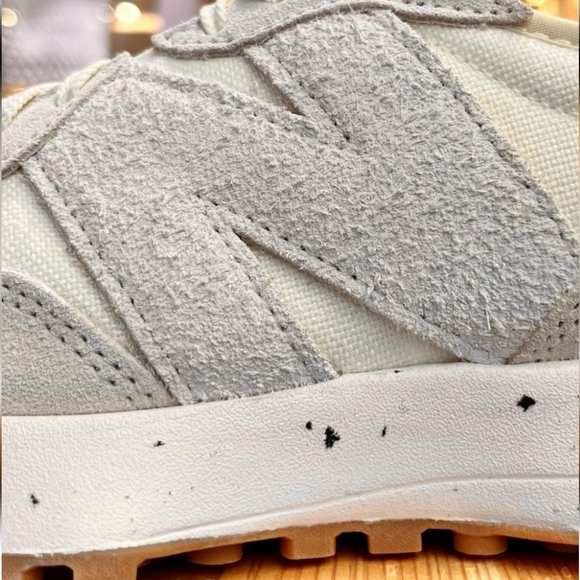 2023 New Balance 327 Women Size 7.5 - Picture 10 of 12